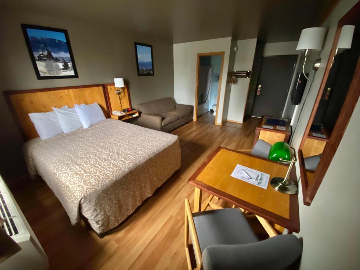 Queen Room at Rocker Inn