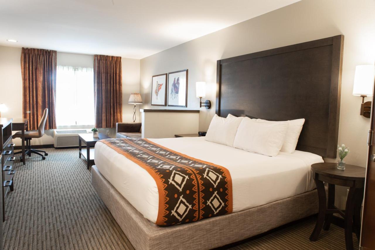 King Suite at Oxford Suites Pendleton