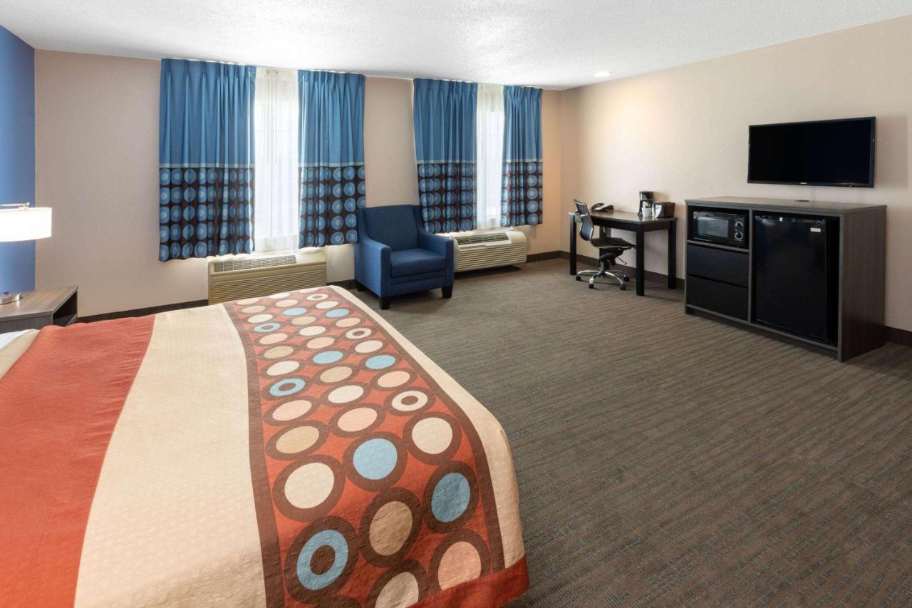 Business King Room - Non-Smoking at Super 8 by Wyndham Garland/Rowlett/East Dallas Area