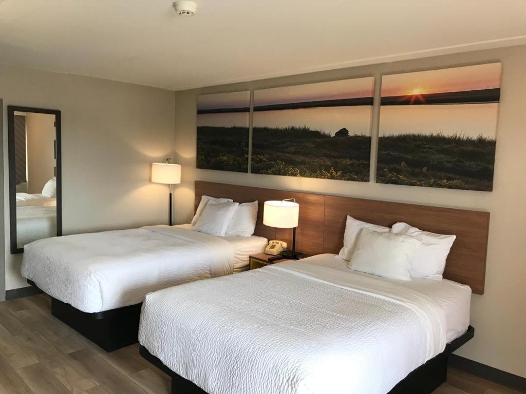 Deluxe Double Room with Two Double Beds - Smoking at Days Inn by Wyndham Vineland