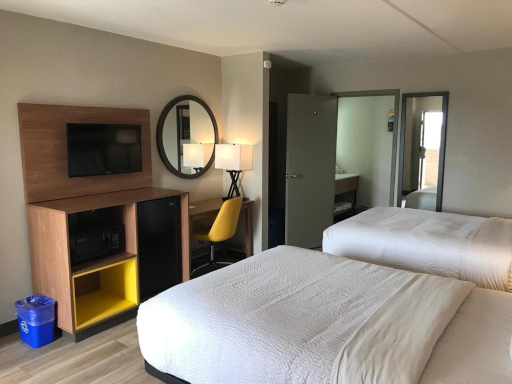 Deluxe Double Room with Two Double Beds - Smoking at Days Inn by Wyndham Vineland