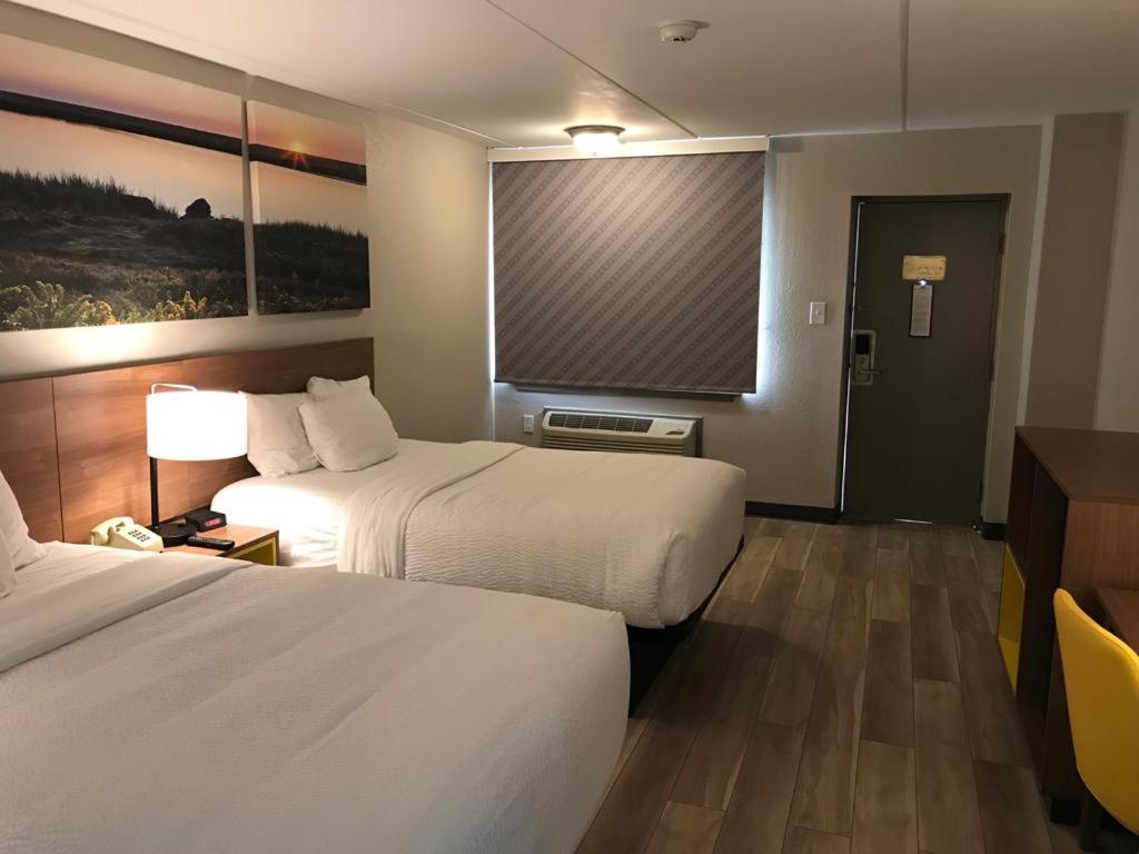 Deluxe Double Room with Two Double Beds - Smoking at Days Inn by Wyndham Vineland