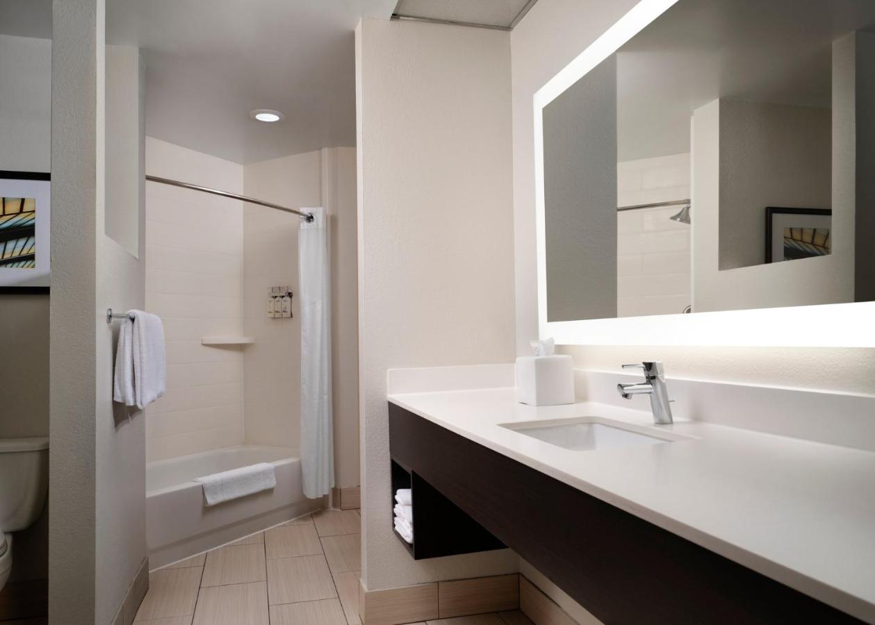 | Holiday Inn Express and Suites New Orleans Airport, an IHG Hotel