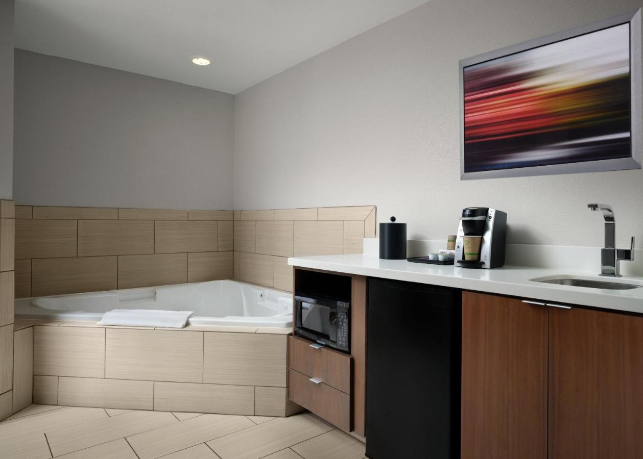 | Holiday Inn Express and Suites New Orleans Airport, an IHG Hotel