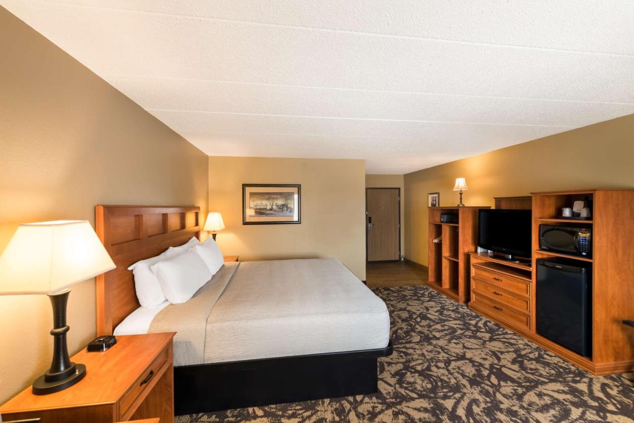 King Room with Roll-In Shower - Disability Access at Best Western Derby Inn