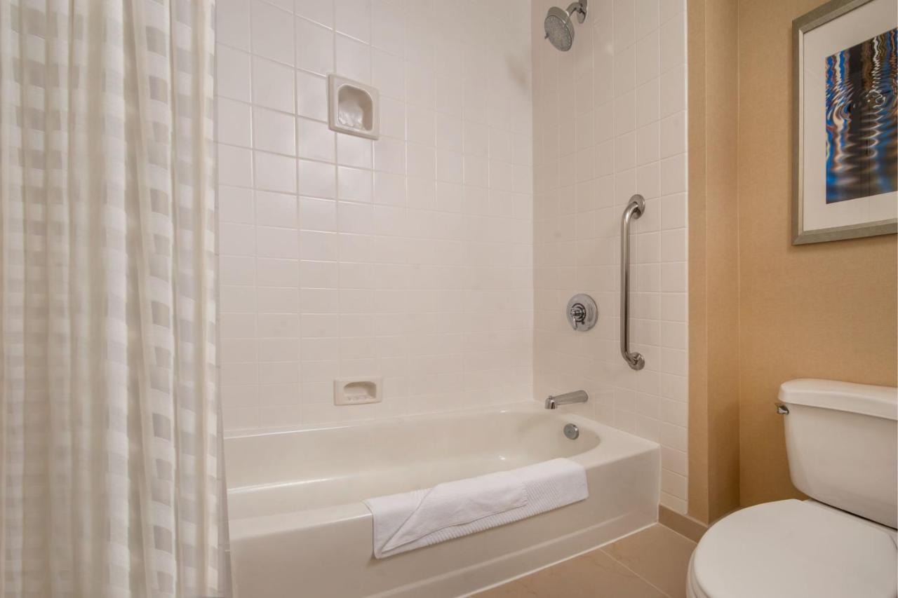 King Room at Gaithersburg Marriott Washingtonian Center