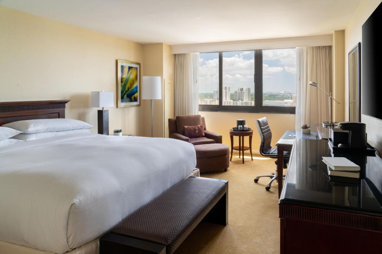 Concierge level, Guest room, 1 King at Marriott Miami Dadeland