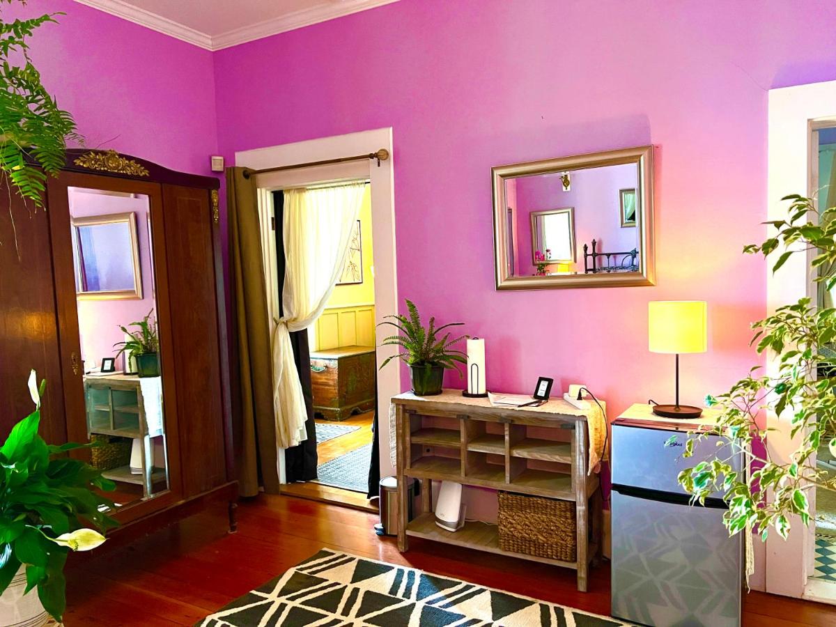 | Elegant Royal Suites at Aloha Boutique Vegan B&B Inn, alcohol-free, smoke-free