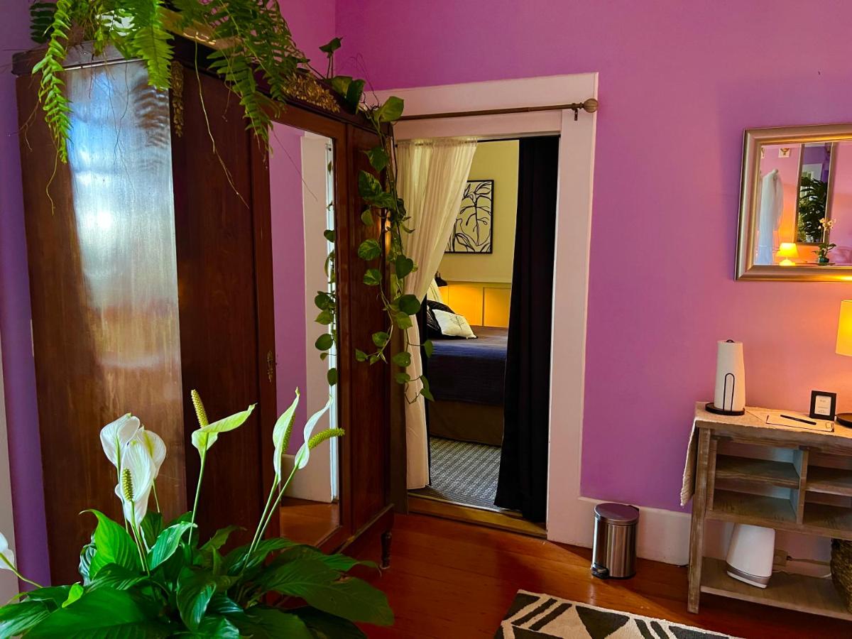 | Elegant Royal Suites at Aloha Boutique Vegan B&B Inn, alcohol-free, smoke-free
