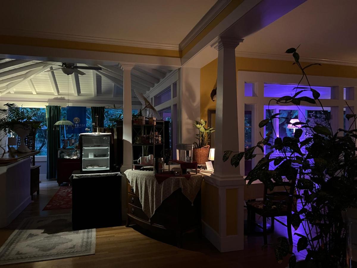 | Elegant Royal Suites at Aloha Boutique Vegan B&B Inn, alcohol-free, smoke-free