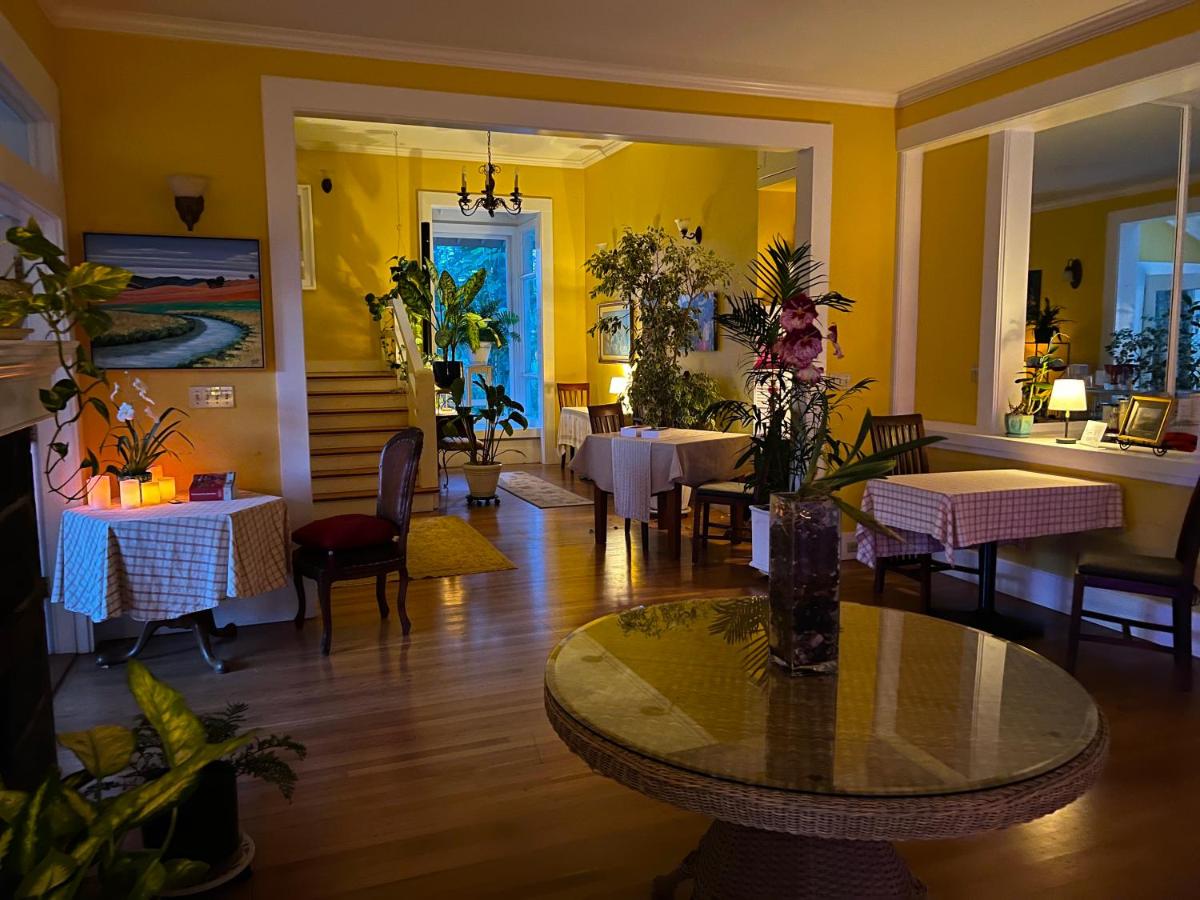 | Elegant Royal Suites at Aloha Boutique Vegan B&B Inn, alcohol-free, smoke-free