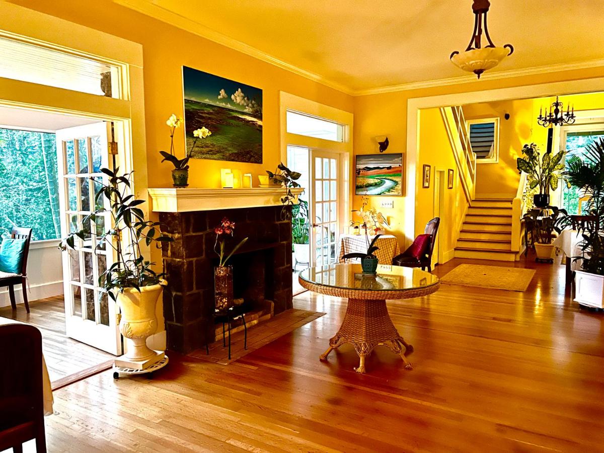 | Elegant Royal Suites at Aloha Boutique Vegan B&B Inn, alcohol-free, smoke-free