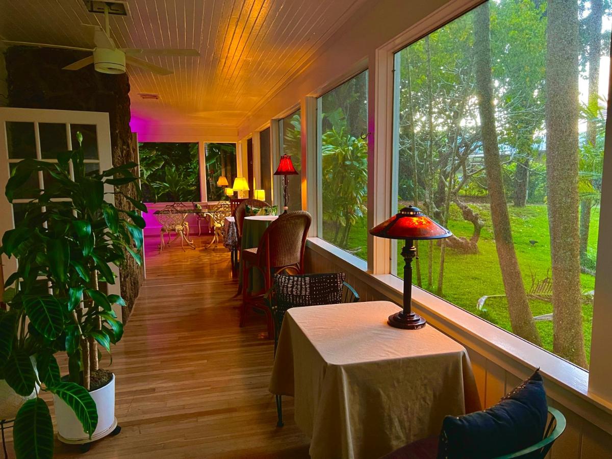 | Elegant Royal Suites at Aloha Boutique Vegan B&B Inn, alcohol-free, smoke-free