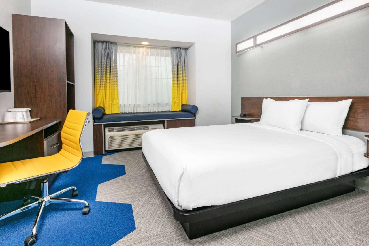 Queen Room - Non-Smoking at Microtel Inn & Suites by Wyndham Austin Airport