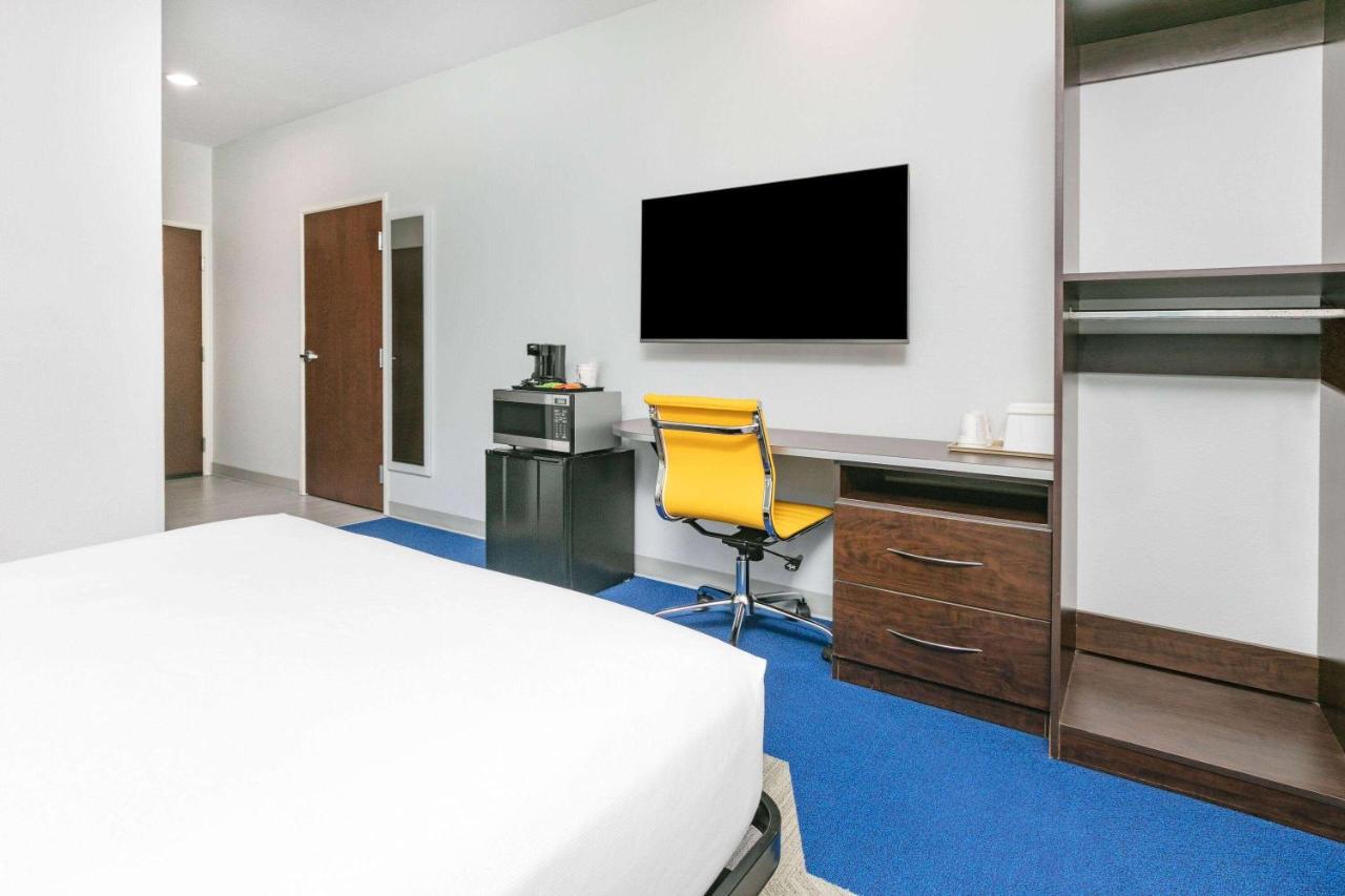 1 Queen Bed, Mobility/Heairing Accessible Room, Roll-In Shower, Non-Smoking at Microtel Inn & Suites by Wyndham Austin Airport