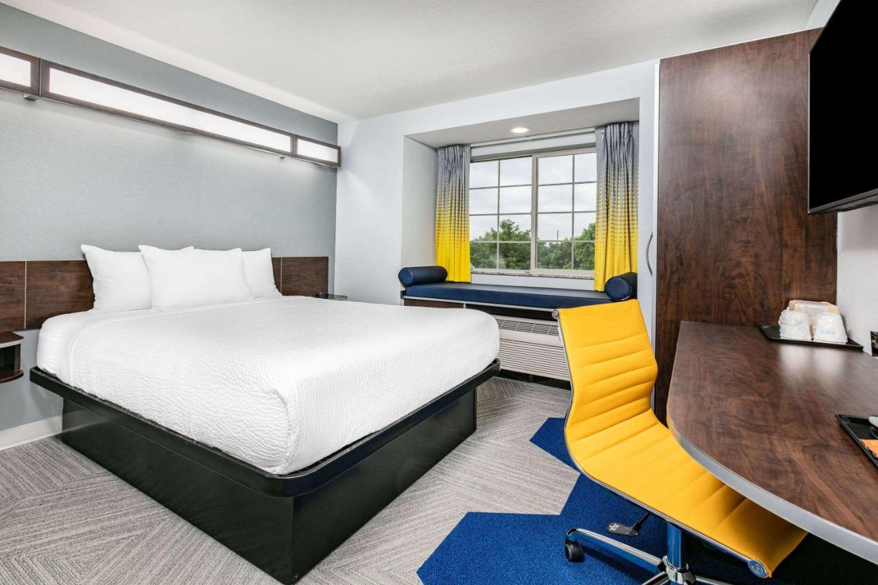 Queen Room - Non-Smoking at Microtel Inn & Suites by Wyndham Austin Airport