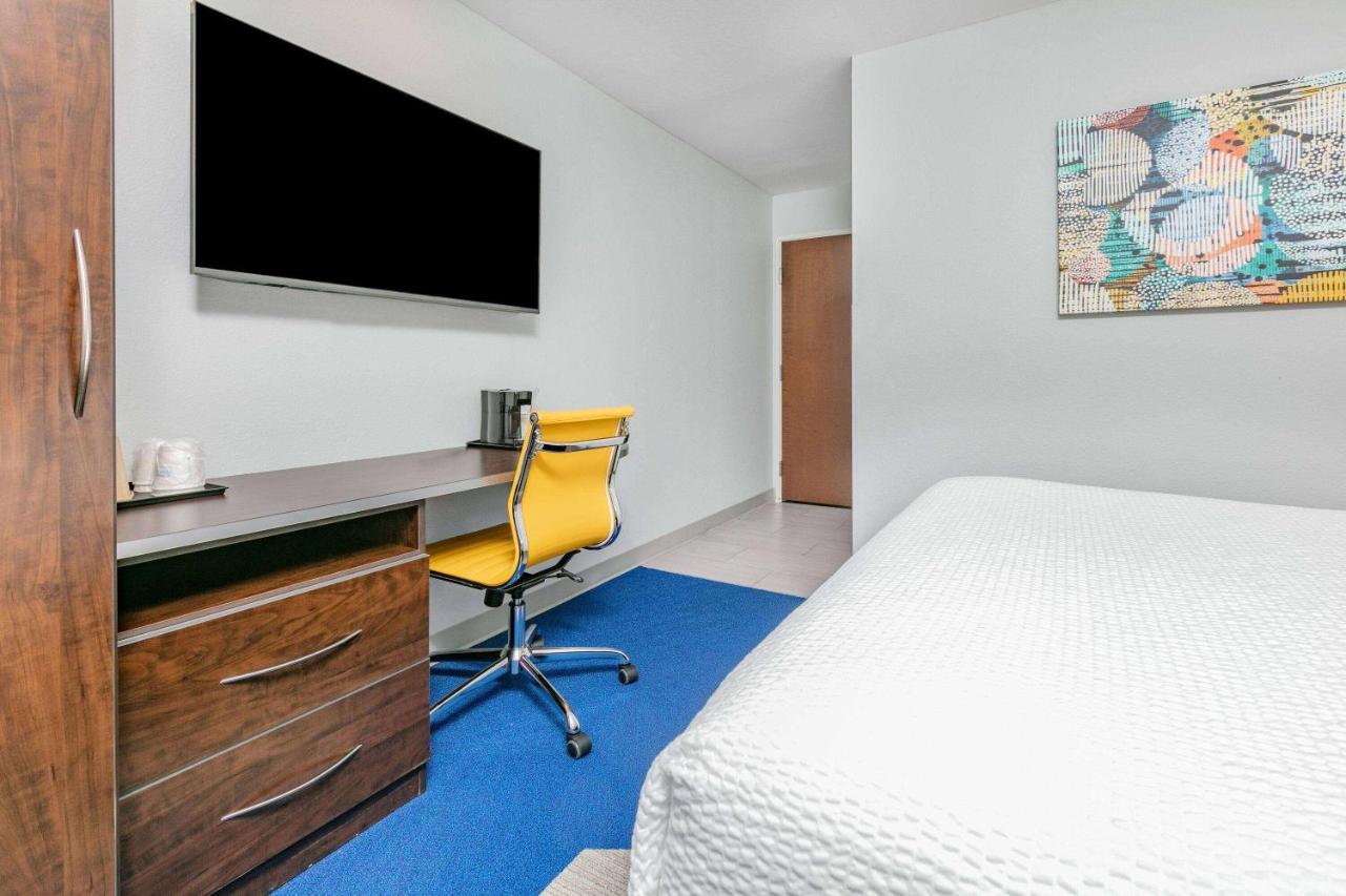 Queen Room - Non-Smoking at Microtel Inn & Suites by Wyndham Austin Airport