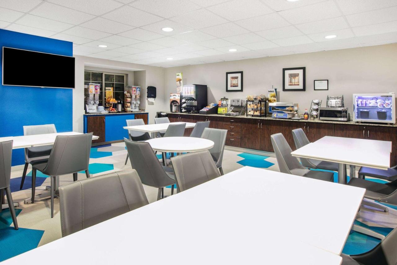 Queen Suite - Non-Smoking at Microtel Inn & Suites by Wyndham Austin Airport