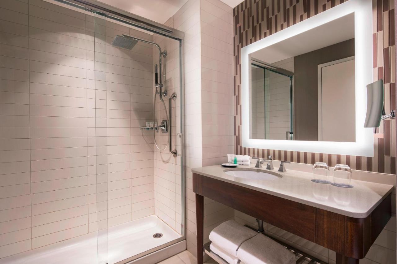 Guest Room, 1 King at The Westin Wilmington