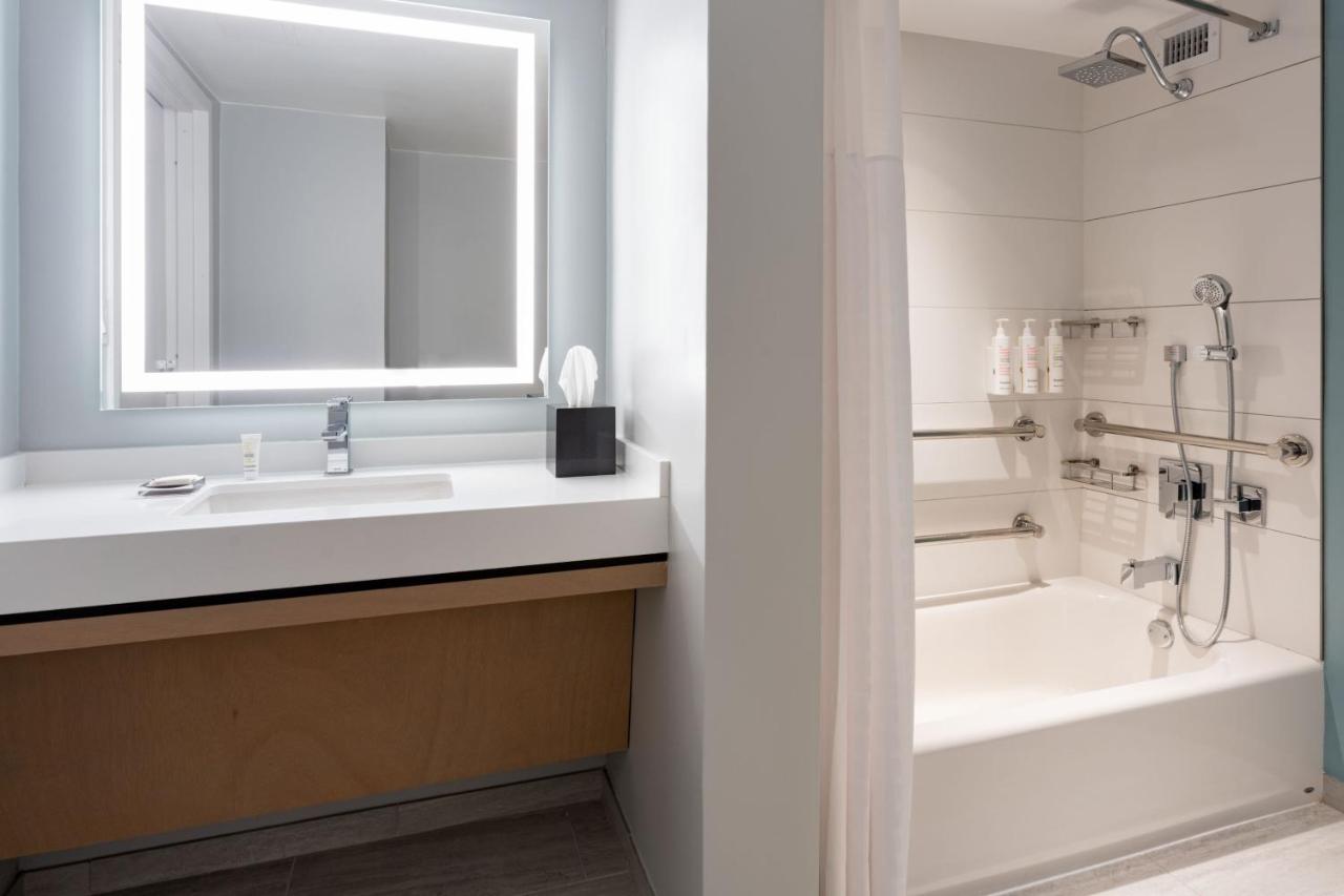 King or Double Room with Bay View at Miami Marriott Biscayne Bay
