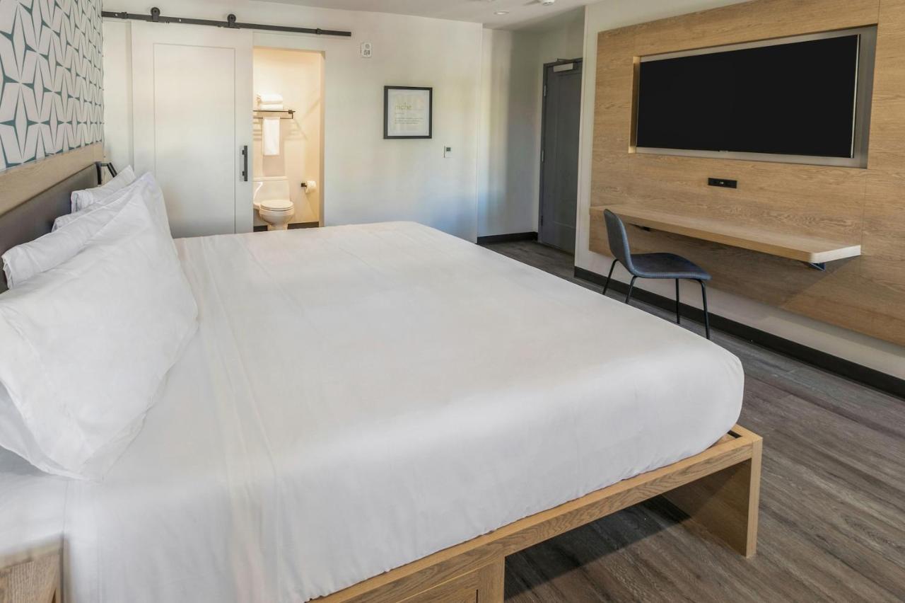 Deluxe King Studio ( Self Check-in with Virtual Front Desk) at Kasa Niche Hotel Redwood City