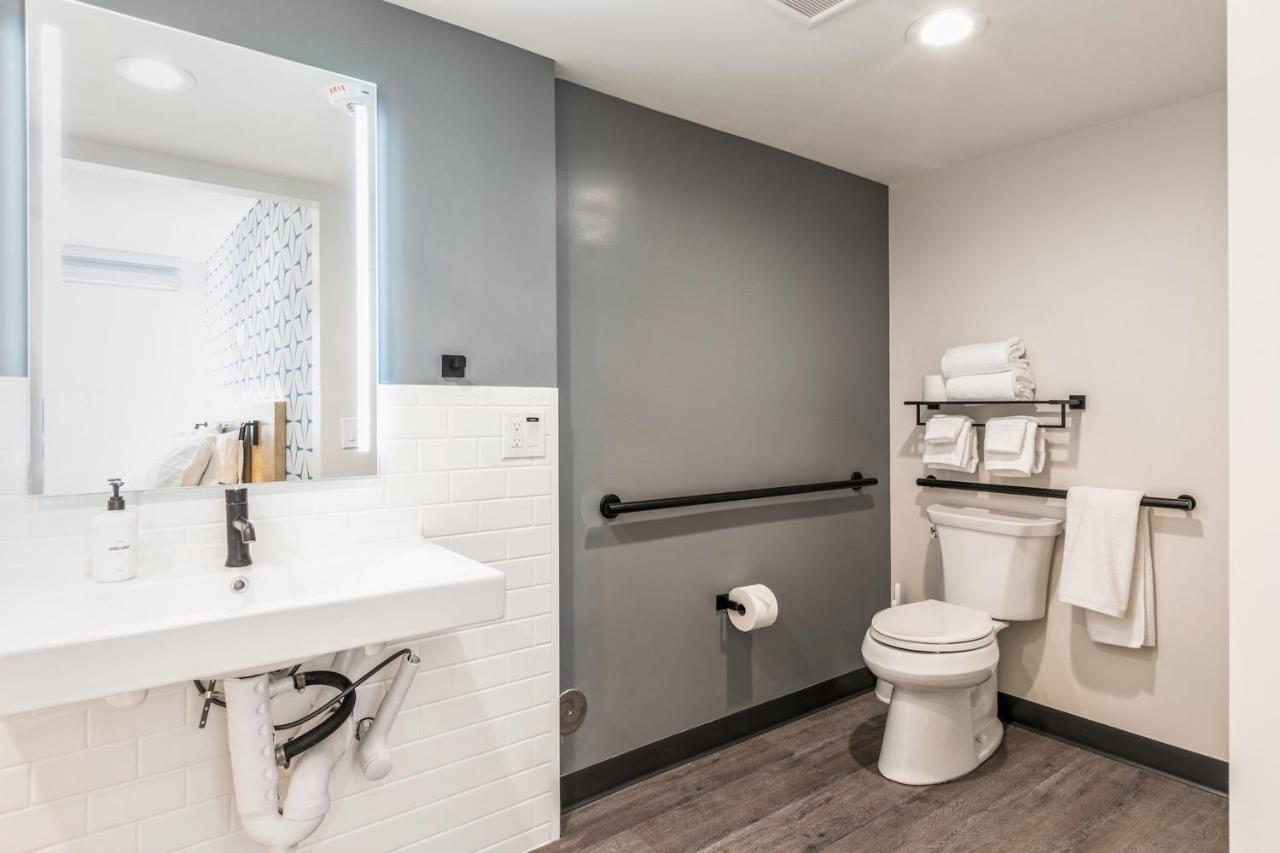Queen Studio - Disability Access (Self Check-in with Virtual Front Desk) at Kasa Niche Hotel Redwood City