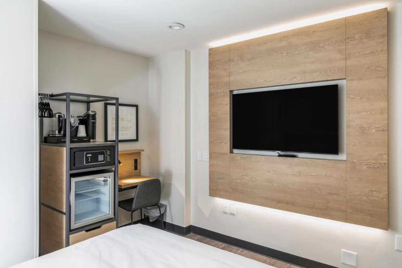 Queen Studio - Disability Access (Self Check-in with Virtual Front Desk) at Kasa Niche Hotel Redwood City