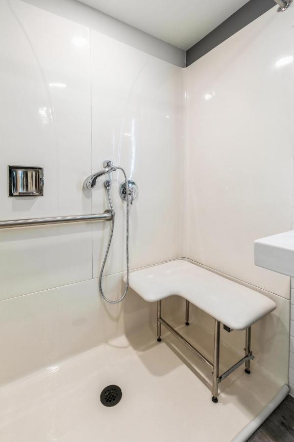 Queen Studio - Disability Access (Self Check-in with Virtual Front Desk) at Kasa Niche Hotel Redwood City