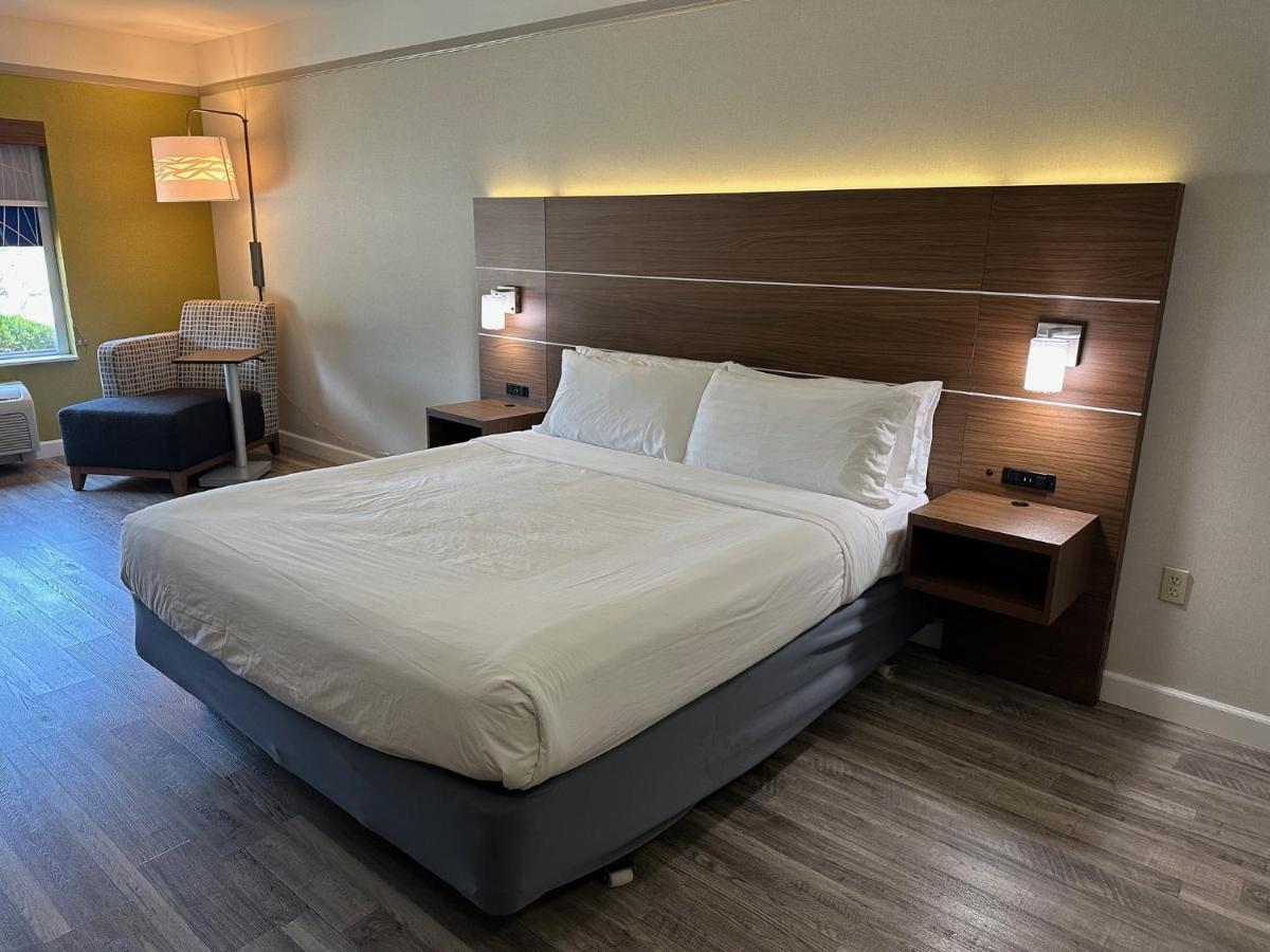  | Holiday Inn Express Hotel & Suites San Dimas