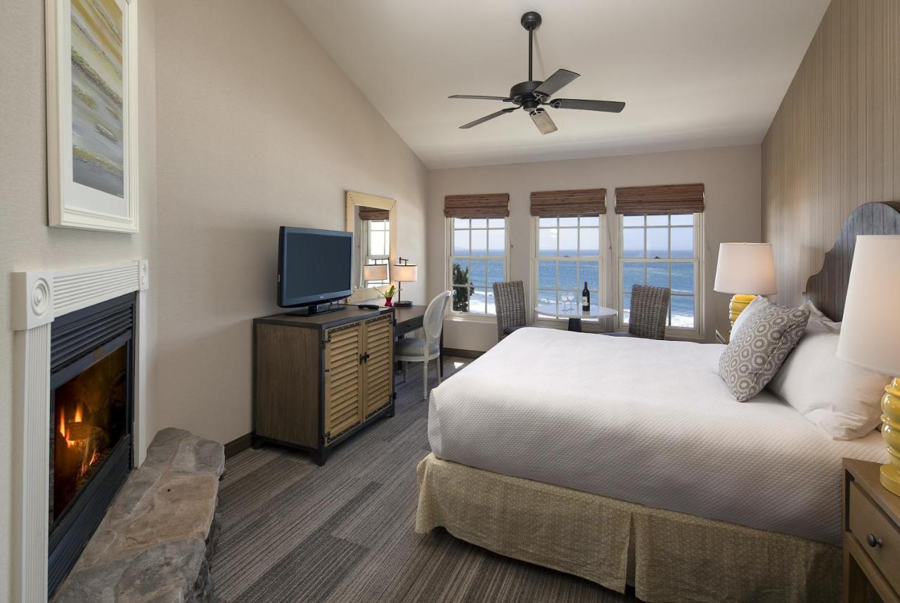 King Room with Oceanfront View at Cottage Inn By The Sea