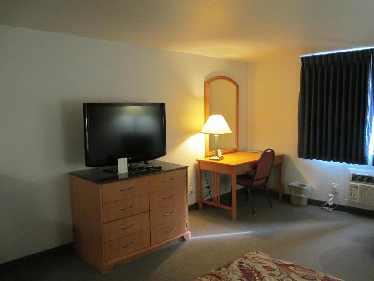Queen Room at Americas Best Value Inn Billings
