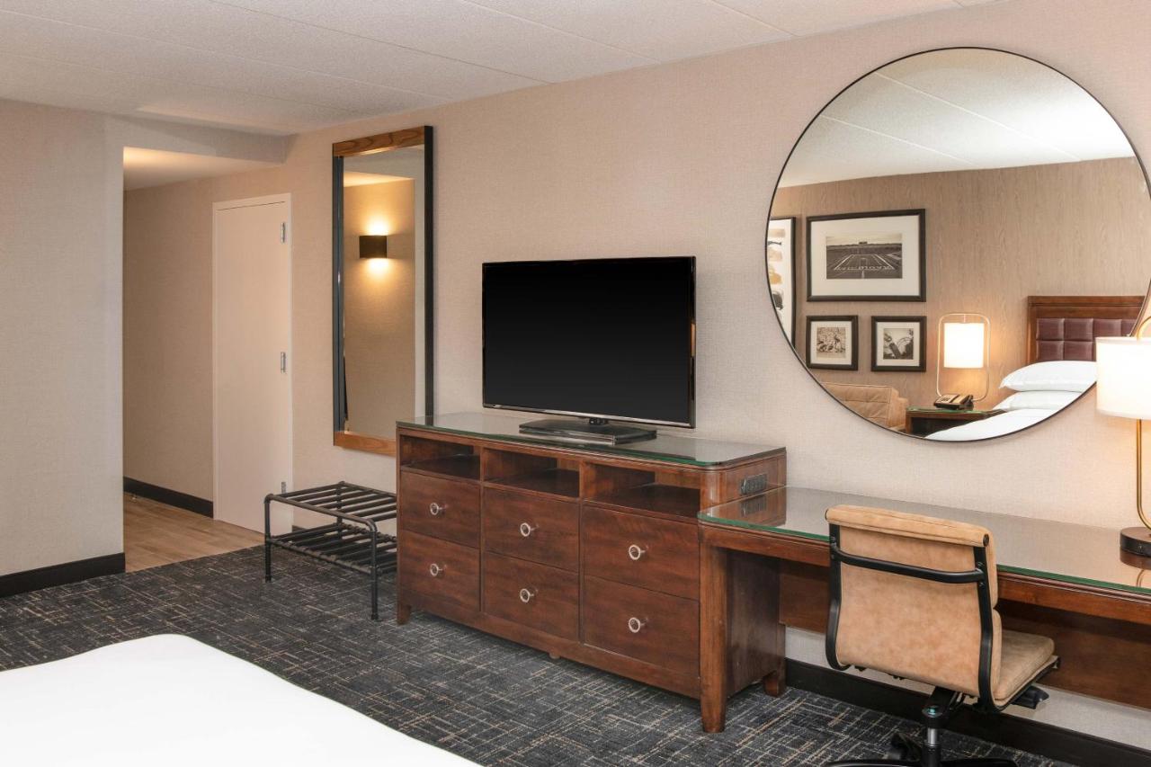 Junior Suite, 1 King, Sofa bed at Sheraton Ann Arbor Hotel