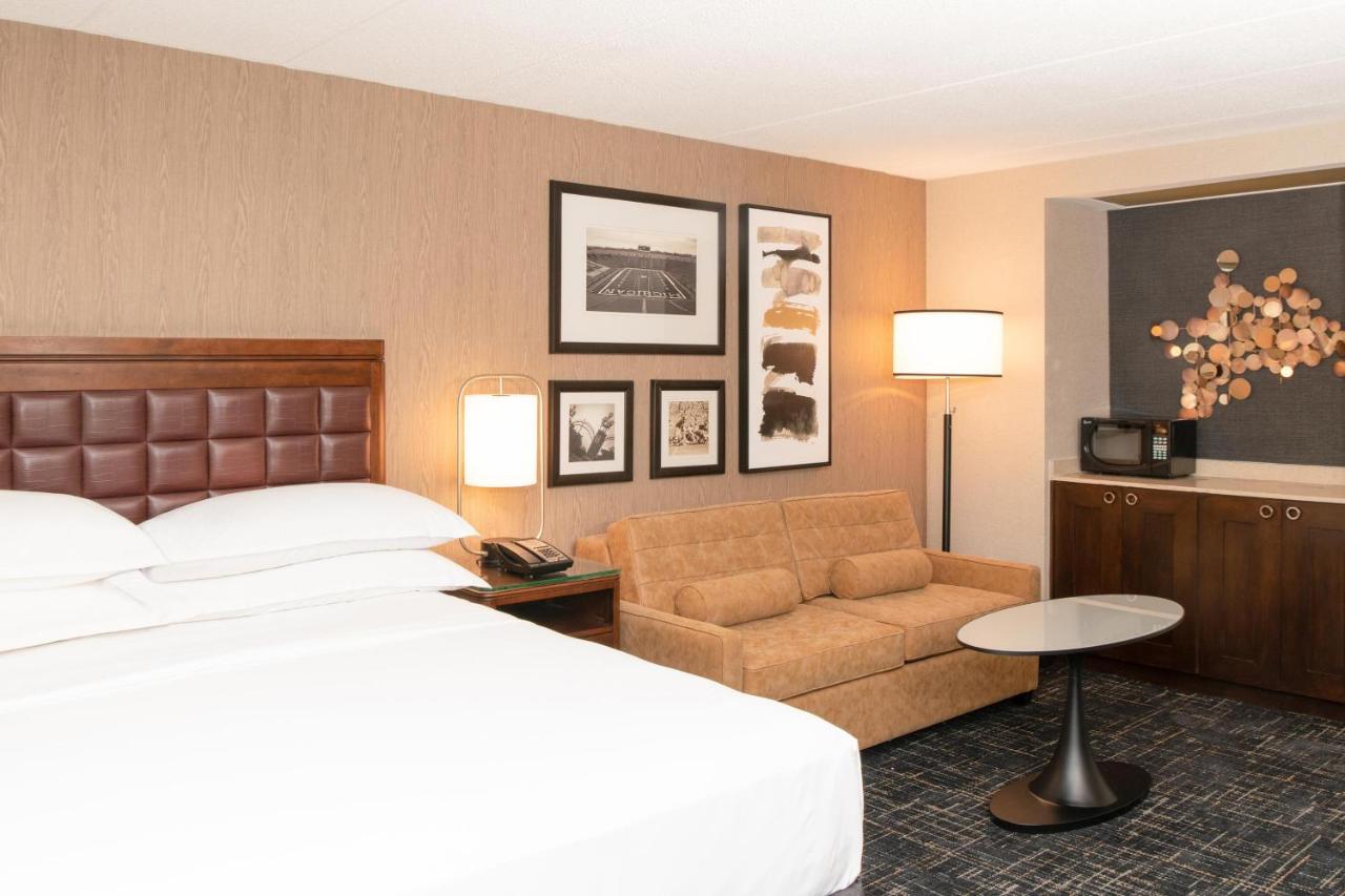 Junior Suite, 1 King, Sofa bed at Sheraton Ann Arbor Hotel