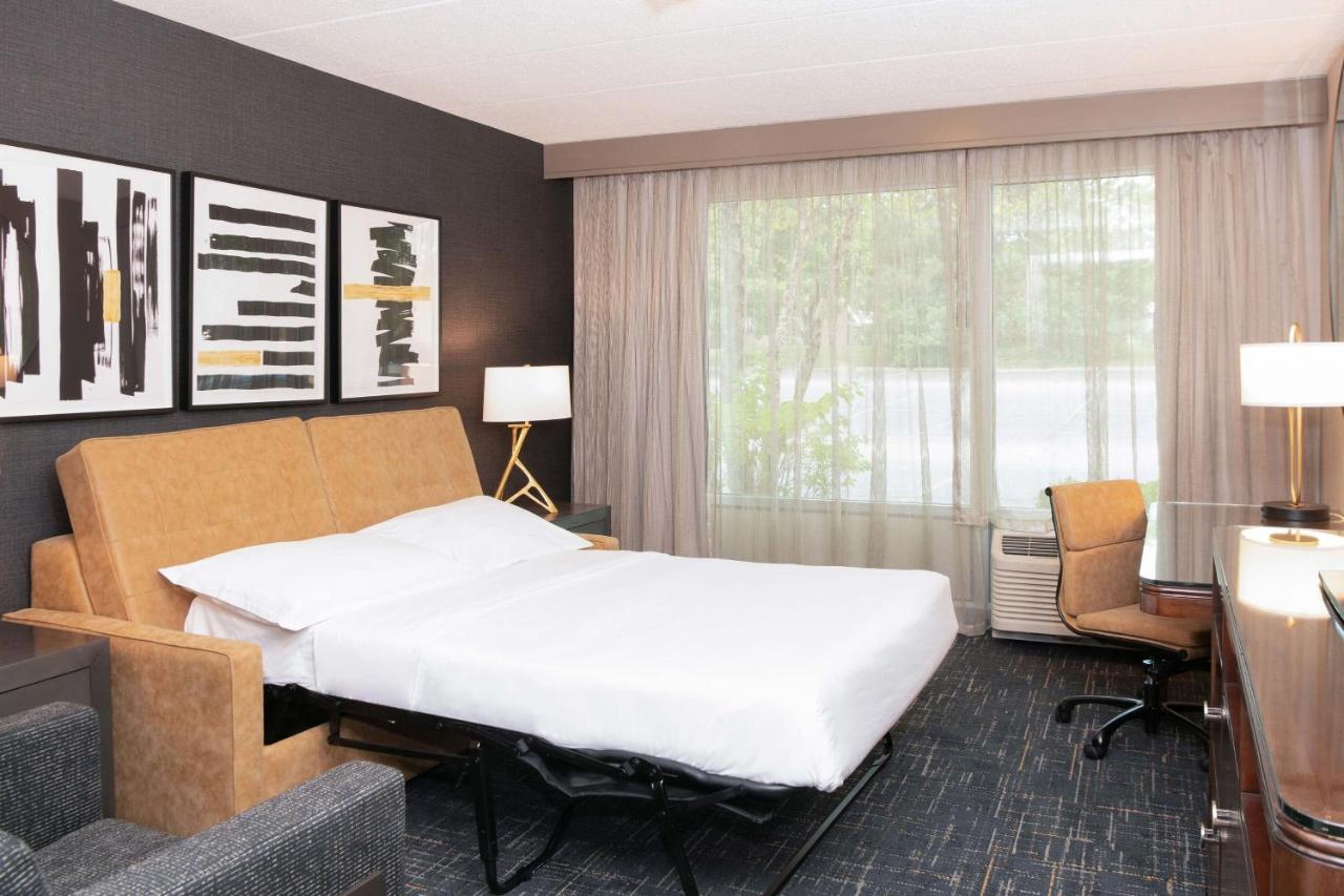 Junior Suite, 1 King, Sofa bed at Sheraton Ann Arbor Hotel
