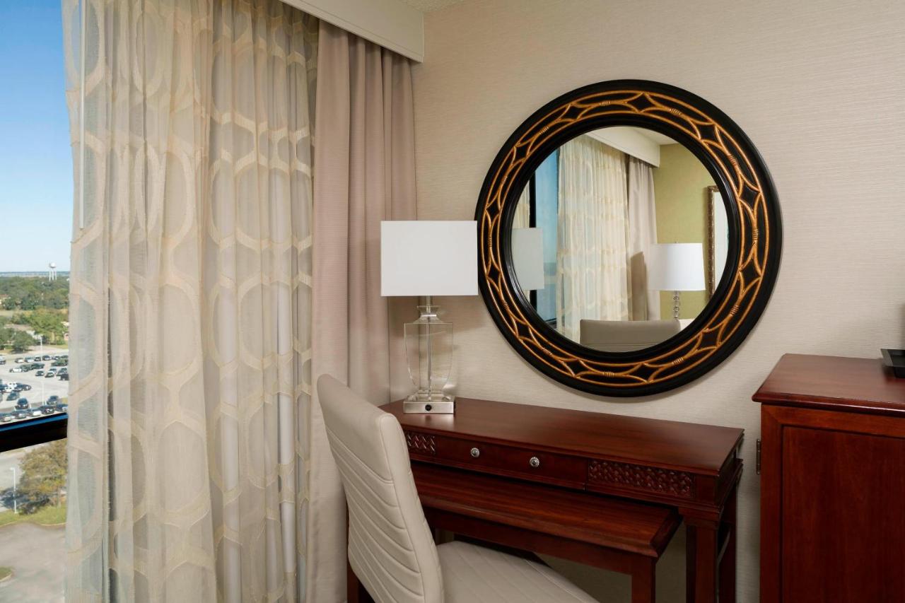 Queen Room with Two Queen Beds and Roll-in Shower - Mobility Accessible at Charleston Marriott