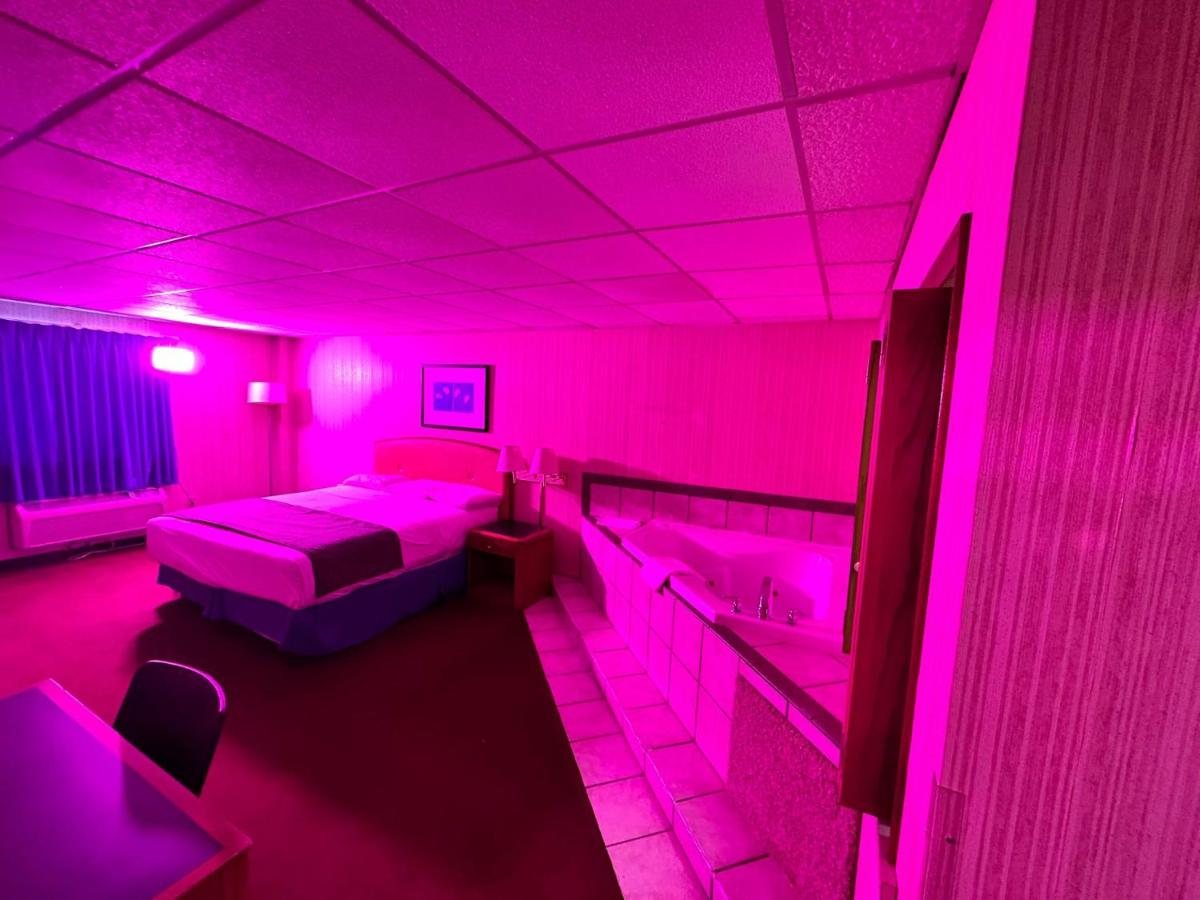 King Suite at Travel Inn & Suites