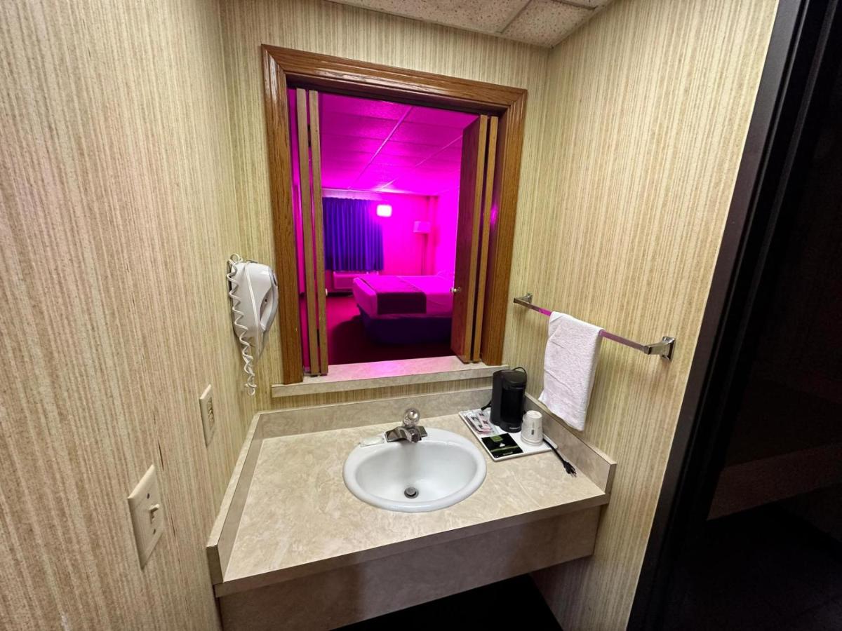 King Suite at Travel Inn & Suites