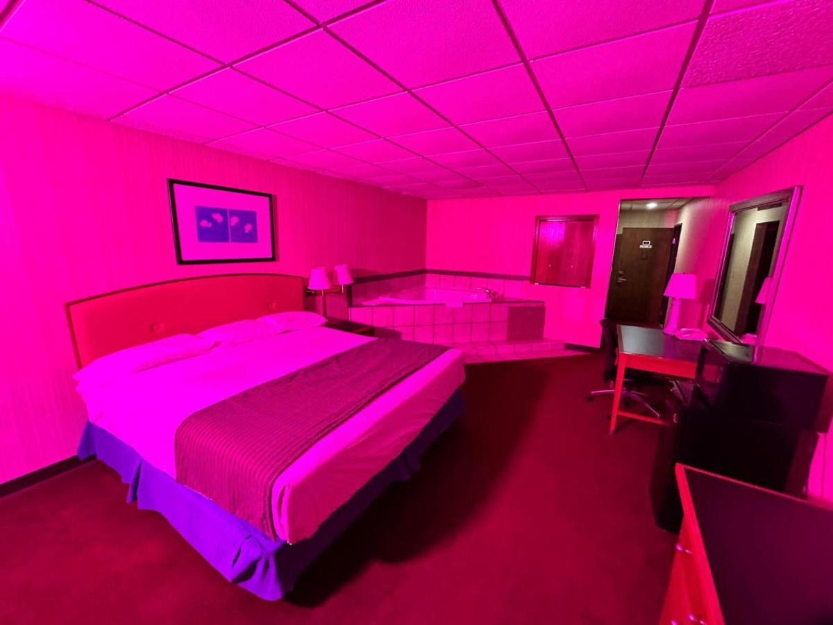 King Suite at Travel Inn & Suites