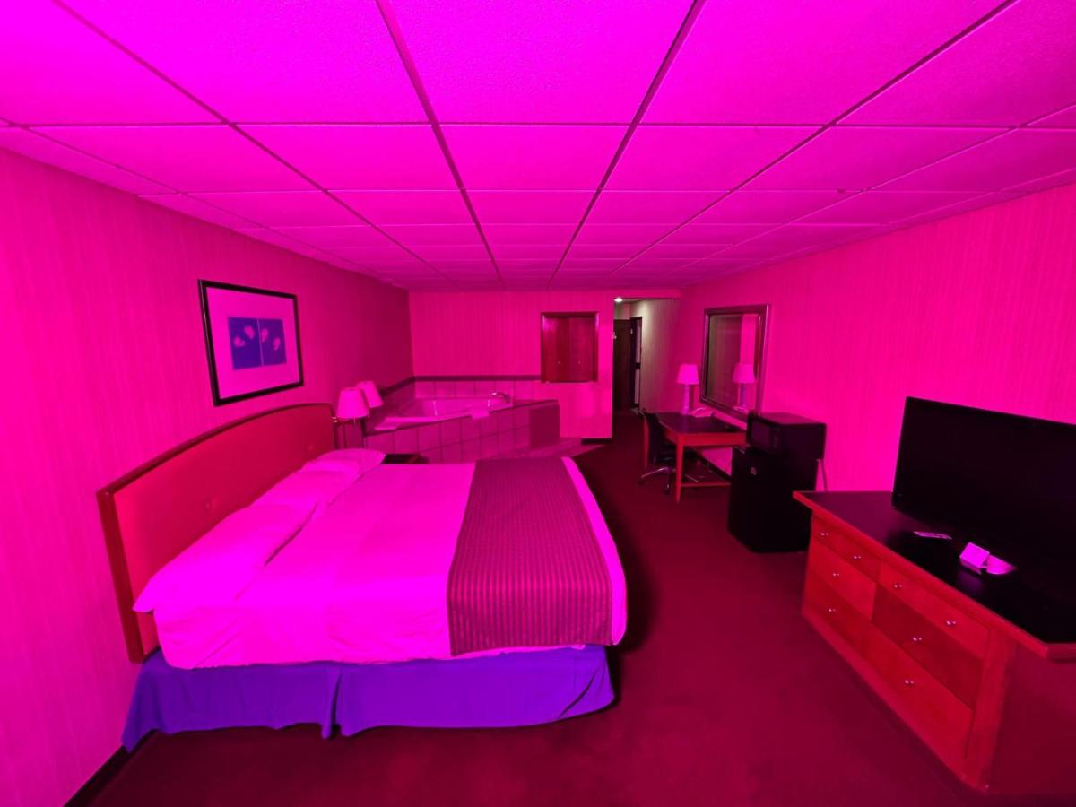 King Suite at Travel Inn & Suites