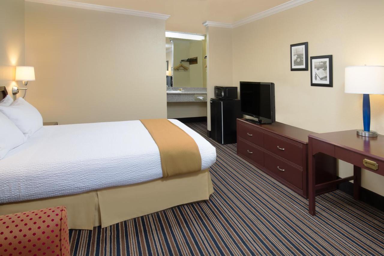 | Days Inn by Wyndham Pinole Berkeley