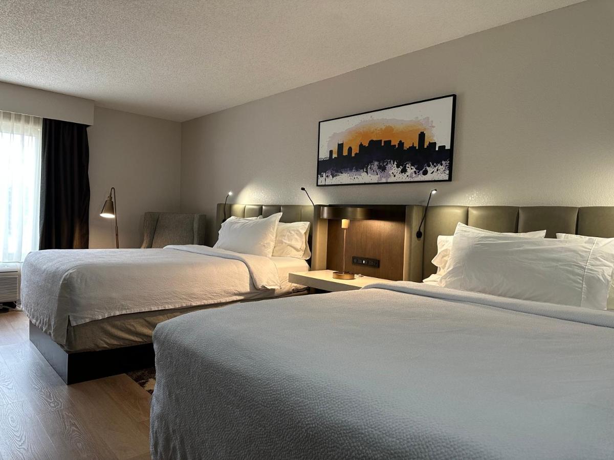 Deluxe Queen Room at Crowne Plaza Nashville Airport by IHG