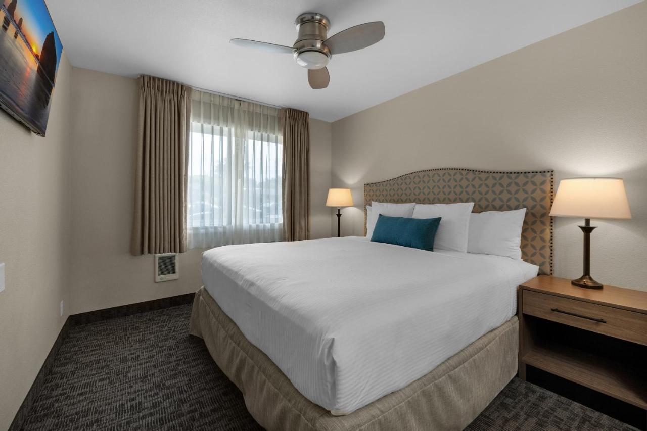 | Pelican Shores Inn