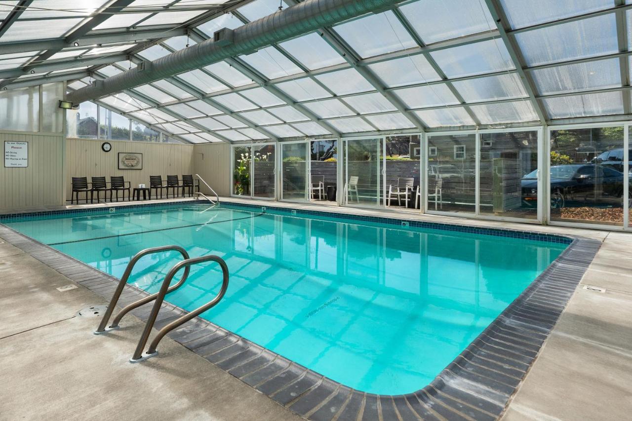 | Pelican Shores Inn