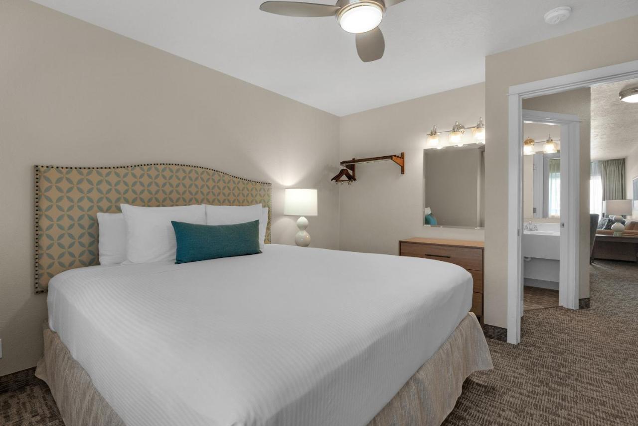 | Pelican Shores Inn