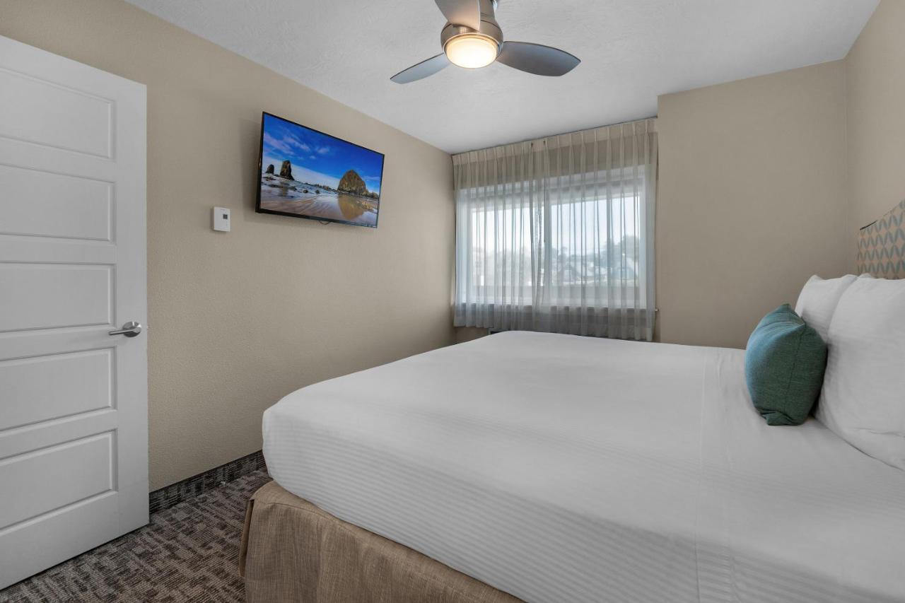 | Pelican Shores Inn
