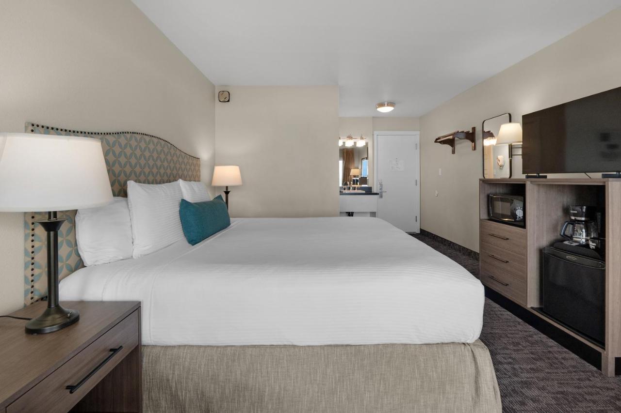 | Pelican Shores Inn