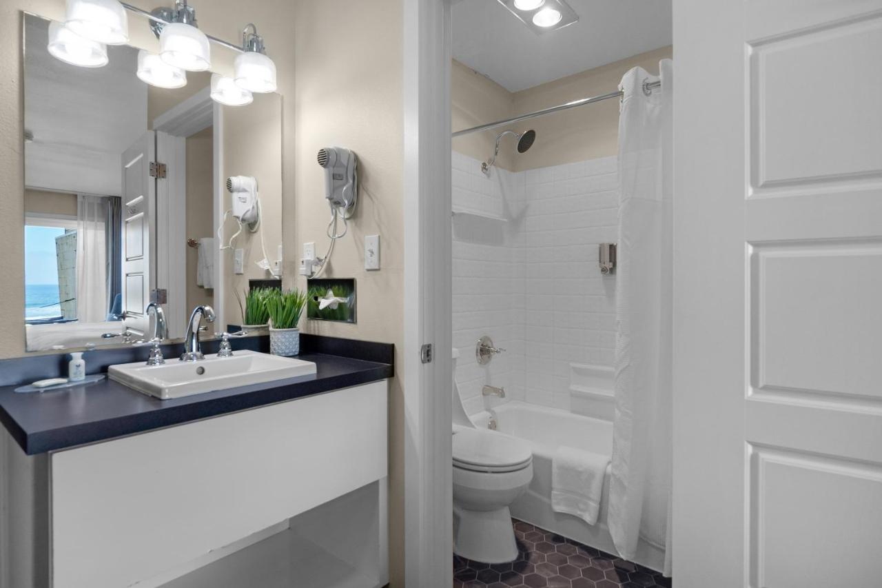 | Pelican Shores Inn