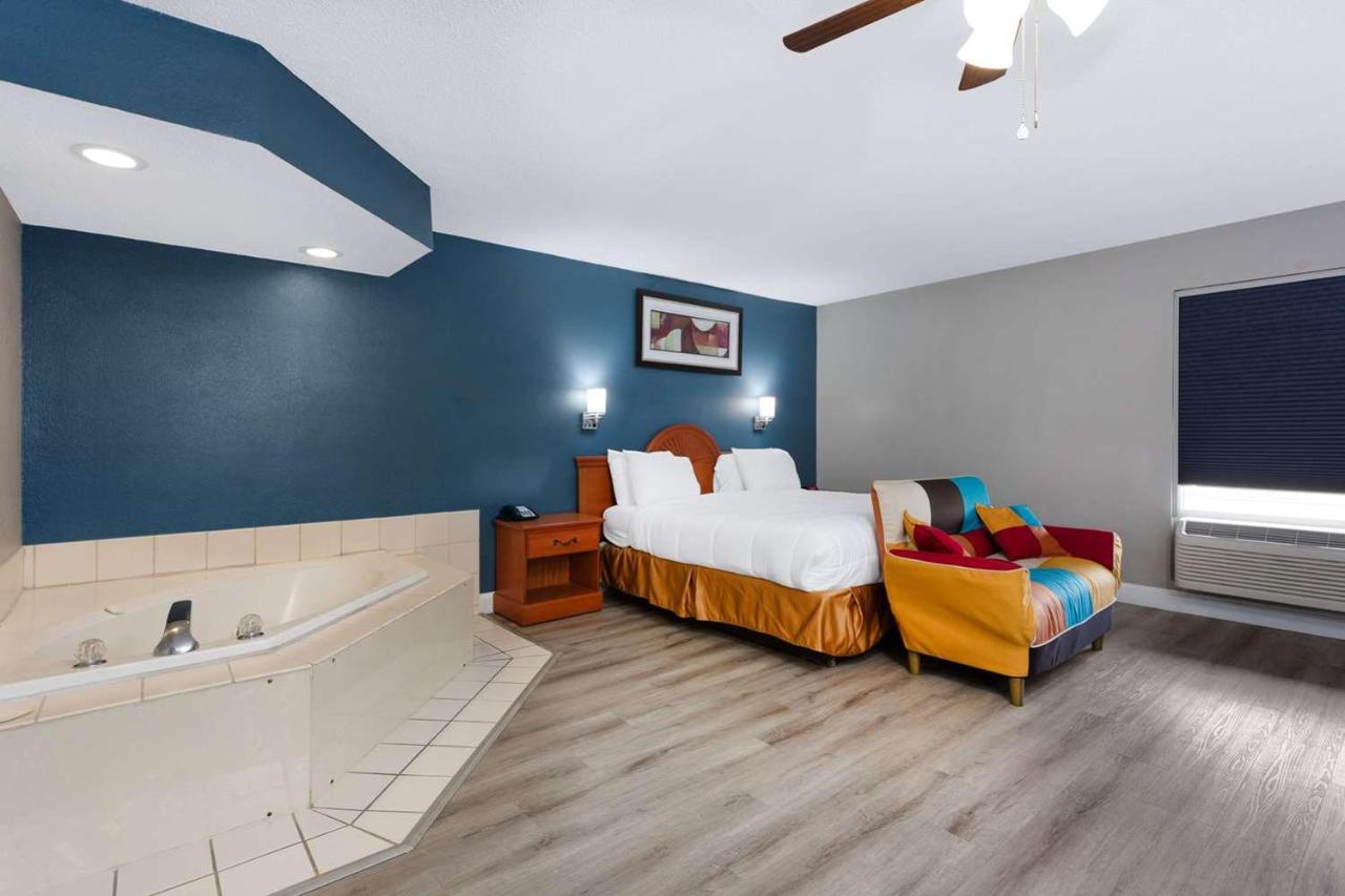 Junior King Suite - Non-Smoking at Baymont by Wyndham Marianna