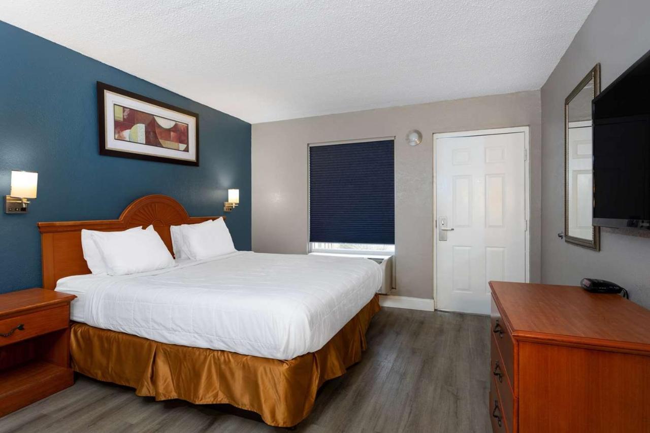King Room at Baymont by Wyndham Marianna