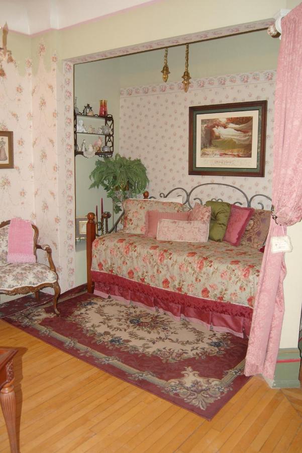 | Schuster Mansion Bed & Breakfast